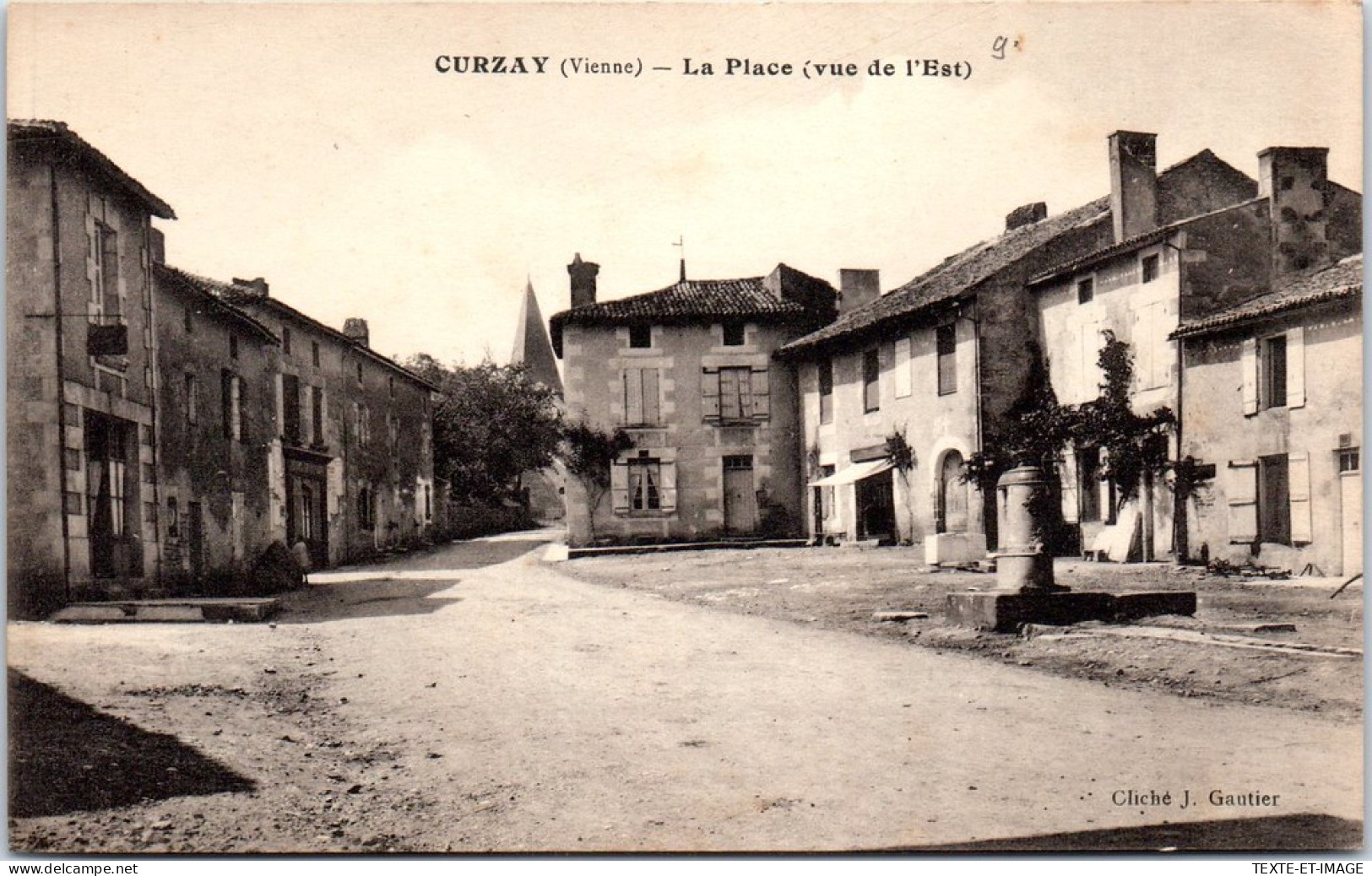 86 CURZAY - La Place Vue De L'est  - Other & Unclassified