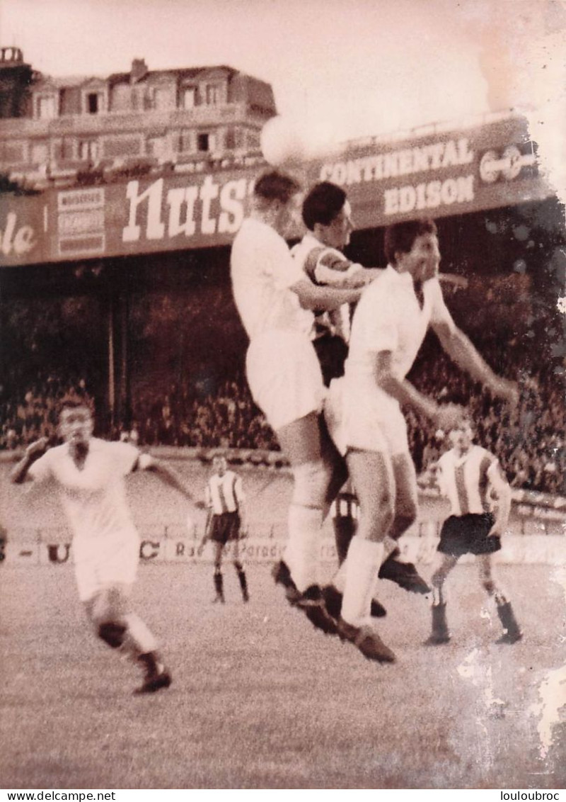 FOOTBALL 06/1962 ETOILE ROUGE DE BELGRADE BAT  LE RAPID DE VIENNE 2-0  AU PARC DES PRINCES PHOTO 18 X 13 CM - Sports