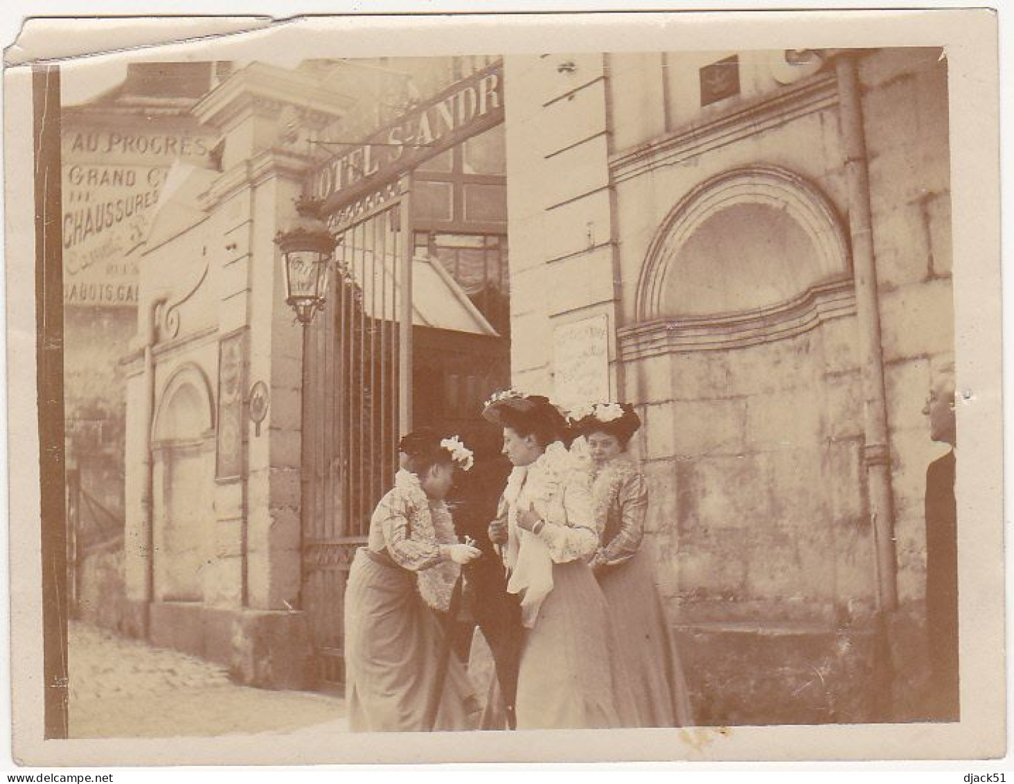 Ancienne Photographie Amateur / Fin 1800 Début 1900 / Femmes élégantes Devant HOTEL St-ANDRE - Anonymous Persons