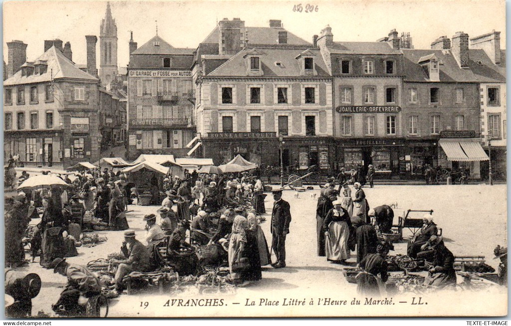 50 AVRANCHES - La Place Littre A L'heure Du Marche  - Avranches