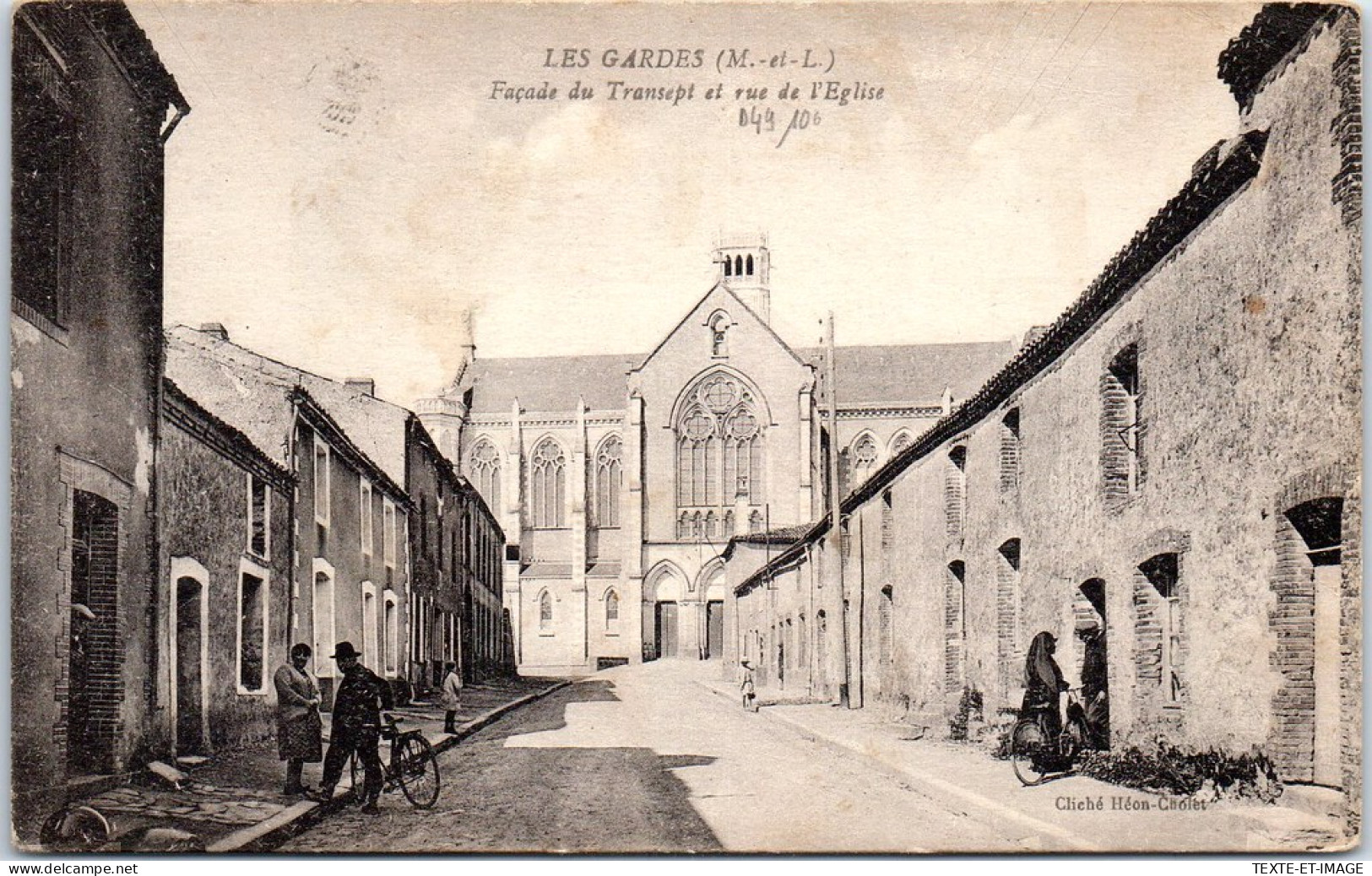 49 LES GARDES - Facade Du Transept Et Rue De L'eglise. - Sonstige & Ohne Zuordnung
