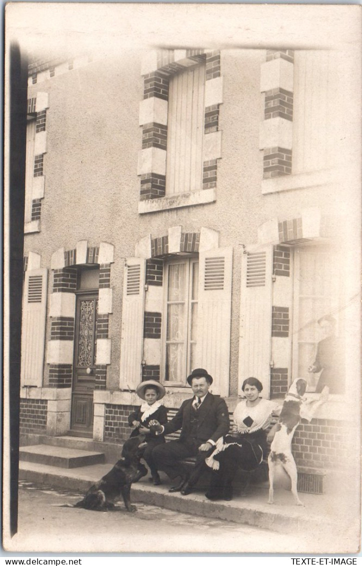 45 OUSSON - CARTE PHOTO - Une Famille Devant Une Habitation  - Other & Unclassified