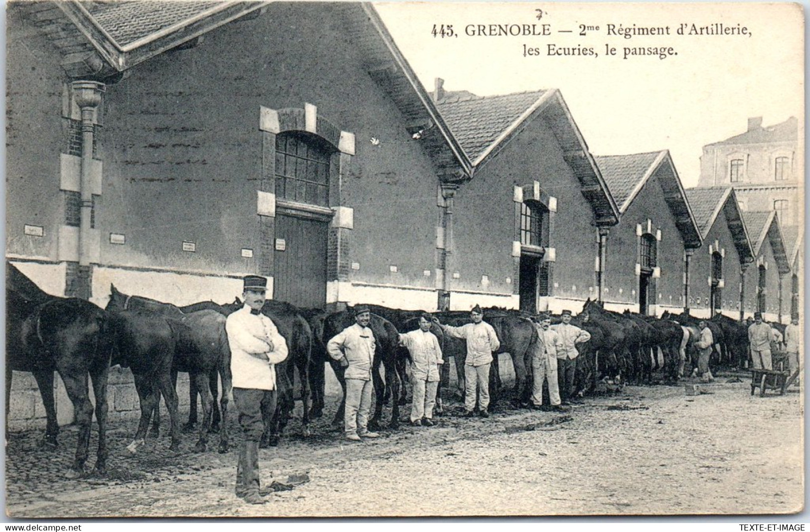 38 GRENOBLE - Les Ecuries Du 2e D'artillerie.  - Grenoble