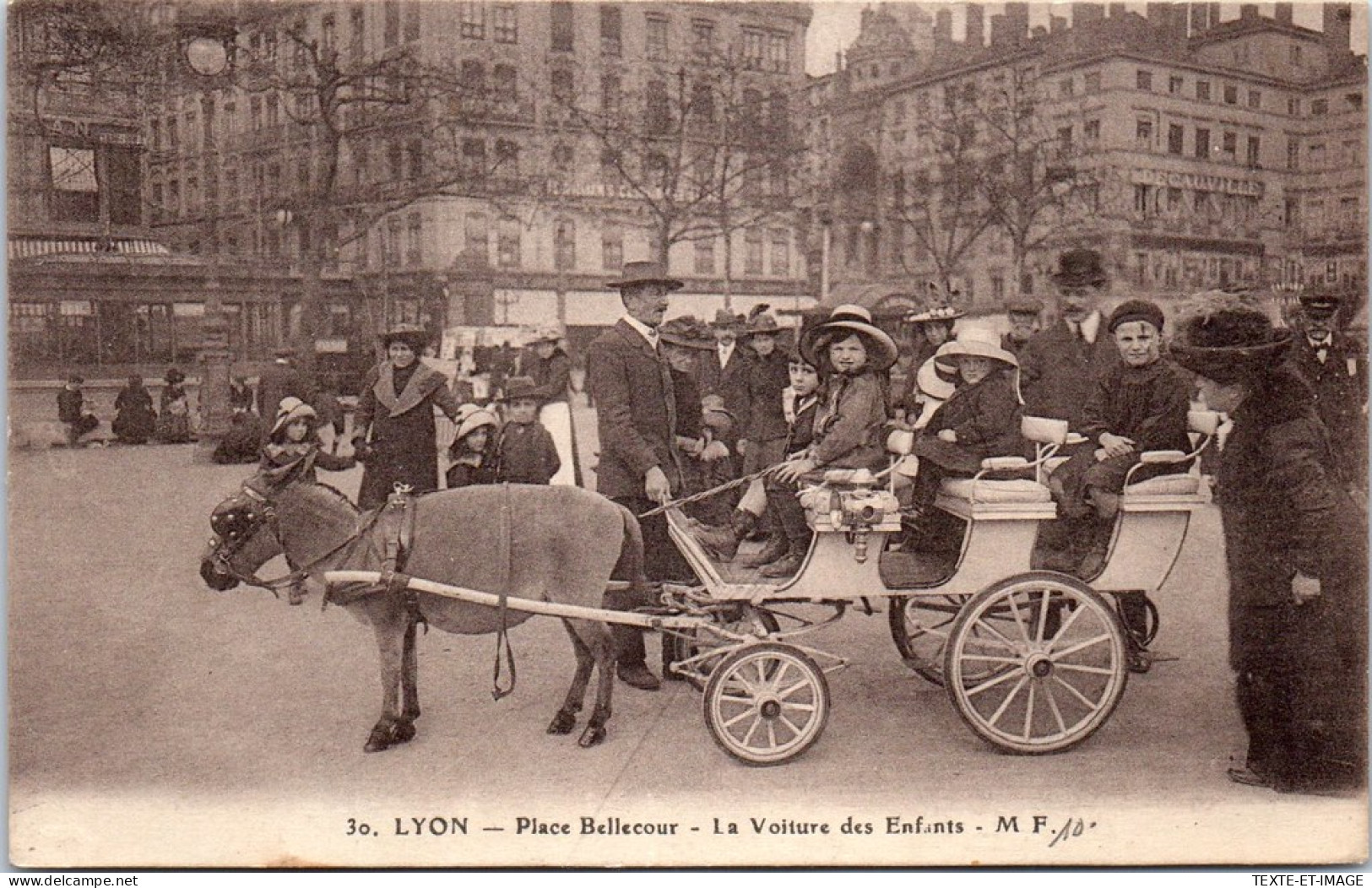 69 LYON - Place Bellecour, La Voiture Des Enfants  - Andere & Zonder Classificatie