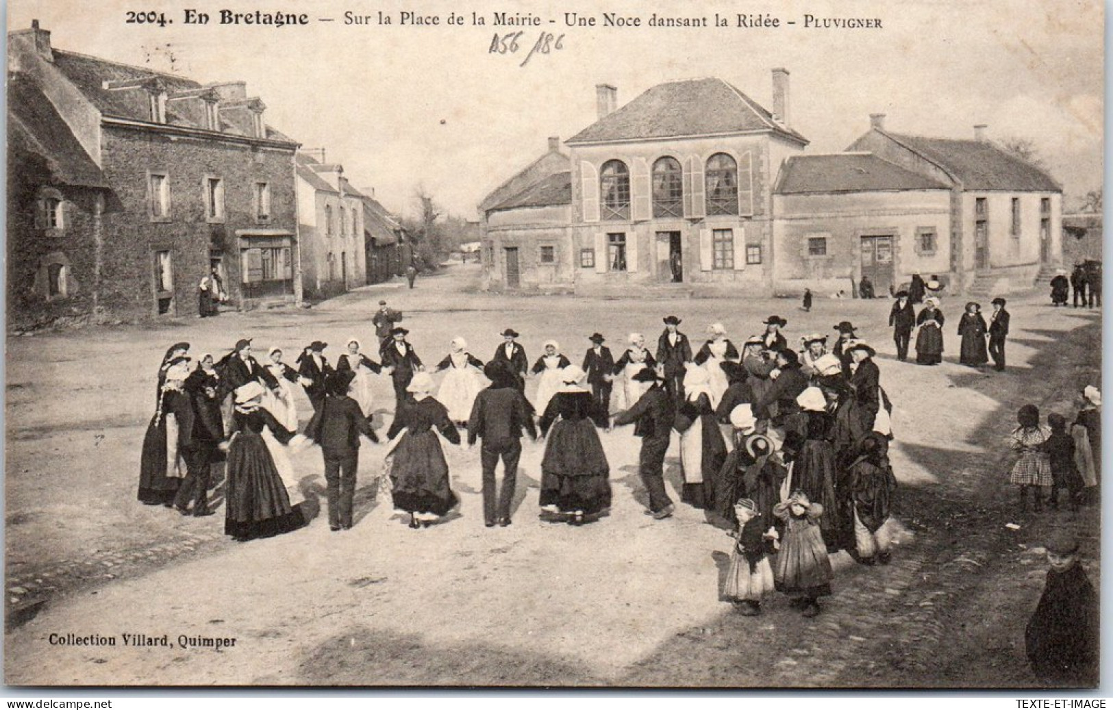 56 PLUVIGNER - La Danse De La Ridee Sur La Place De La Mairie  - Autres & Non Classés