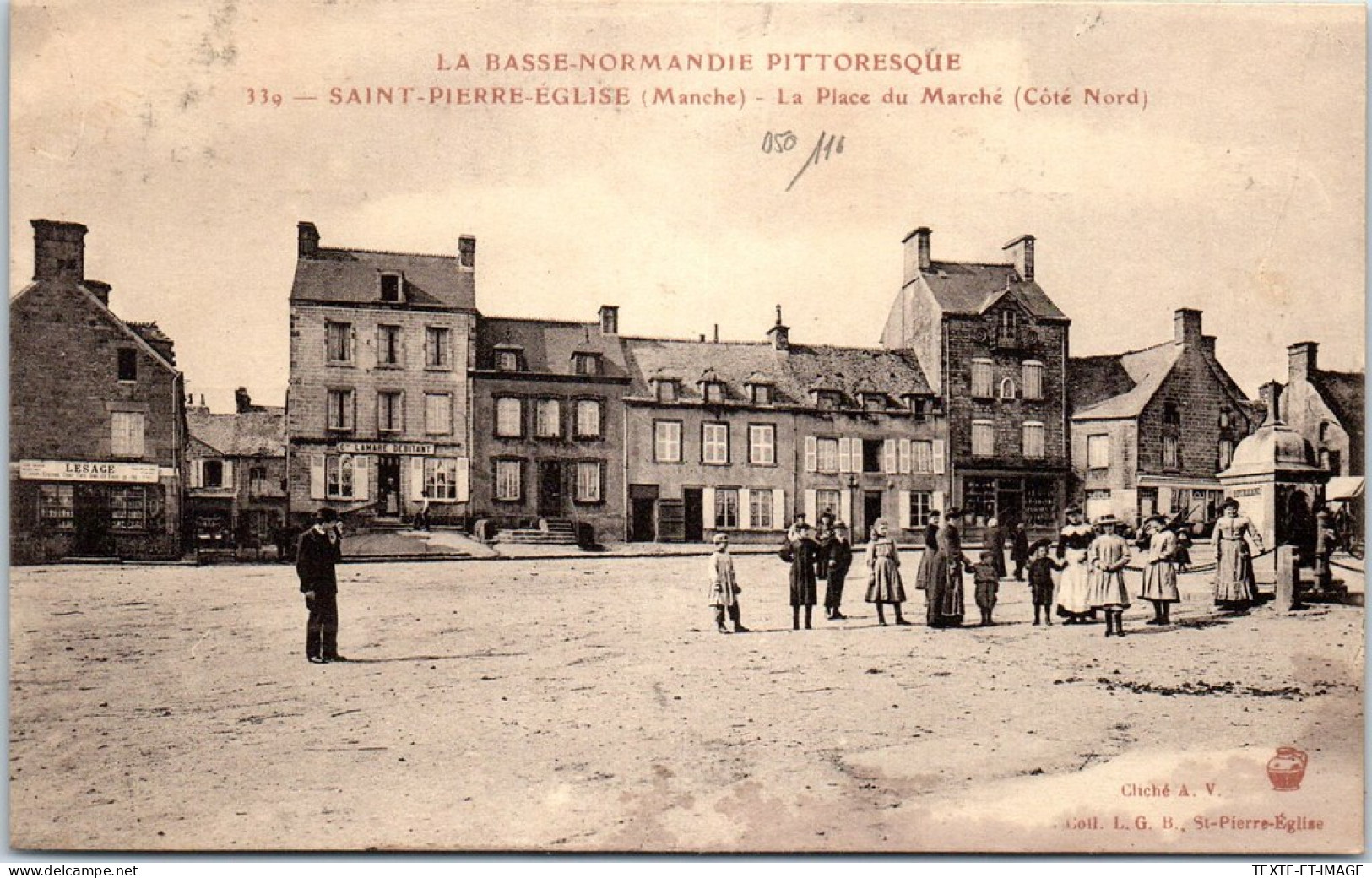 50 SAINT PIERRE EGLISE - La Place Du Marche Cote Nord - Saint Pierre Eglise