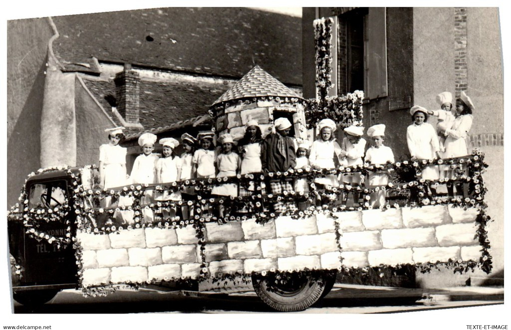 89 PONT SUR YONNE - CARTE PHOTO - Char De Cavalcade (non Datee) - Pont Sur Yonne