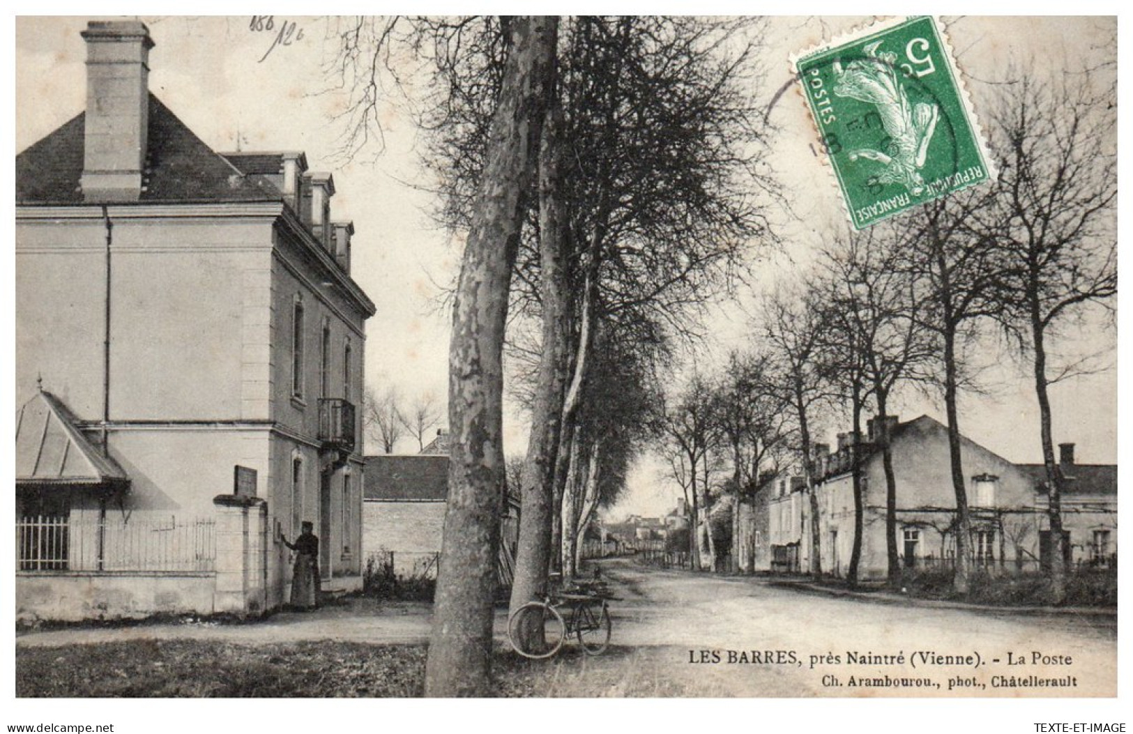 86 LES BARRES - La Poste Et Entree Du Village  - Other & Unclassified