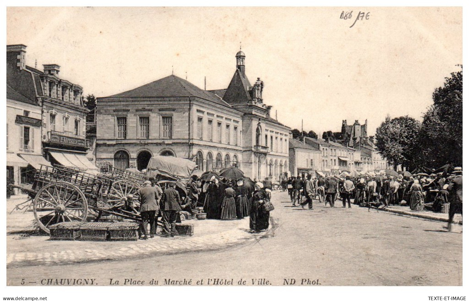86 CHAUVIGNY - La Place Du Marche Et Hotel De Ville  - Chauvigny