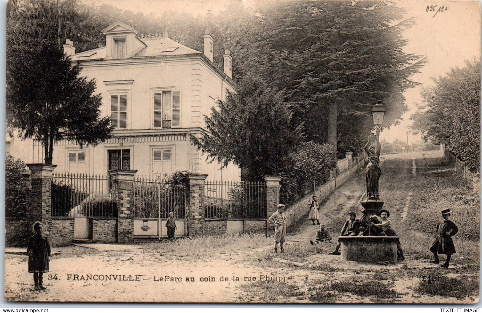 95 FRANCONVILLE - Le Parc Au Coin De La Rue Philippe. - Franconville