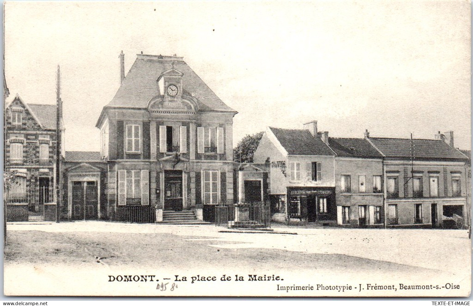 95 DOMONT - La Place De La Mairie. - Domont