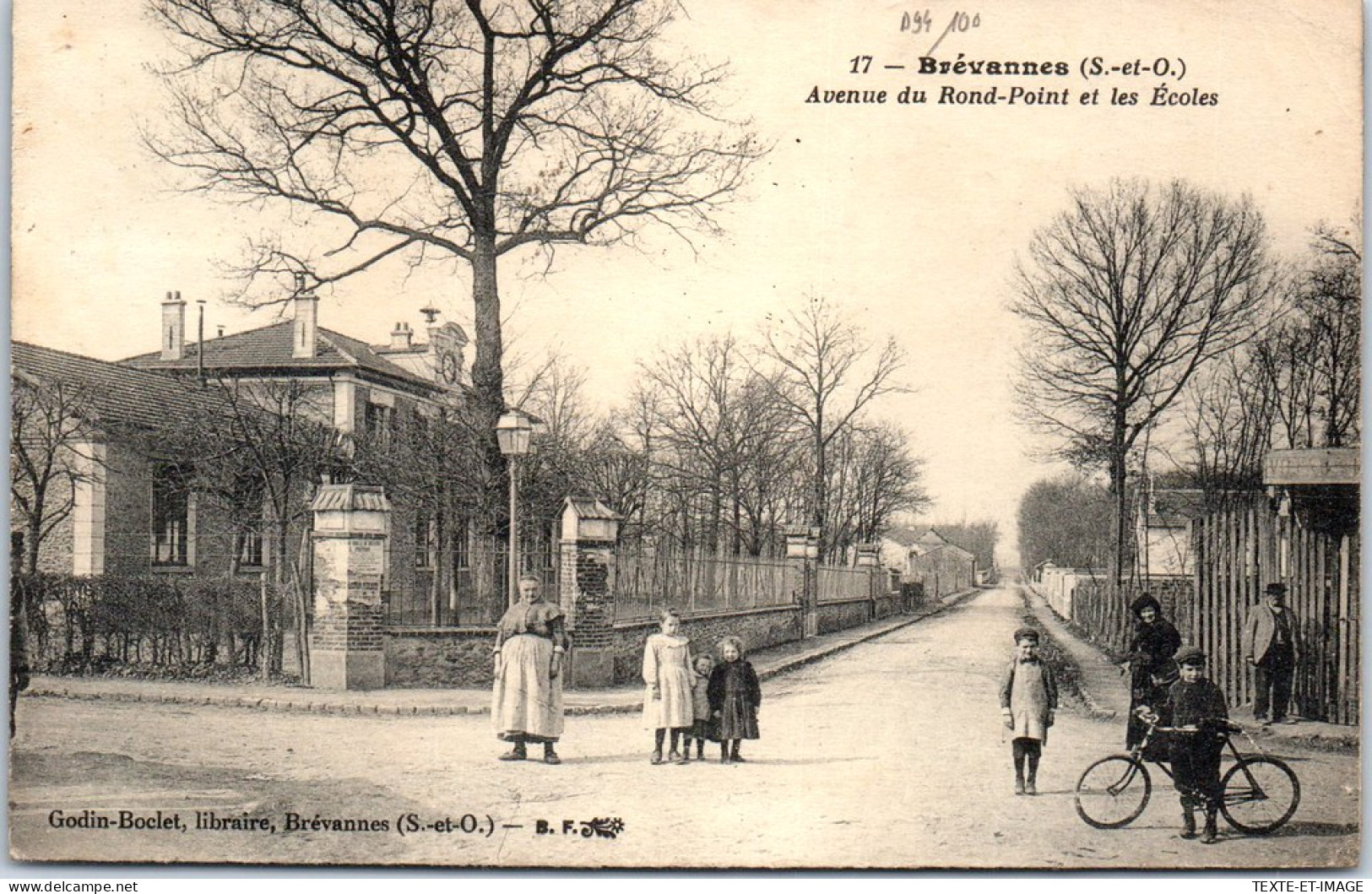 94 BREVANNES - Avenue Du Rond Point Et Les Ecoles. - Sonstige & Ohne Zuordnung