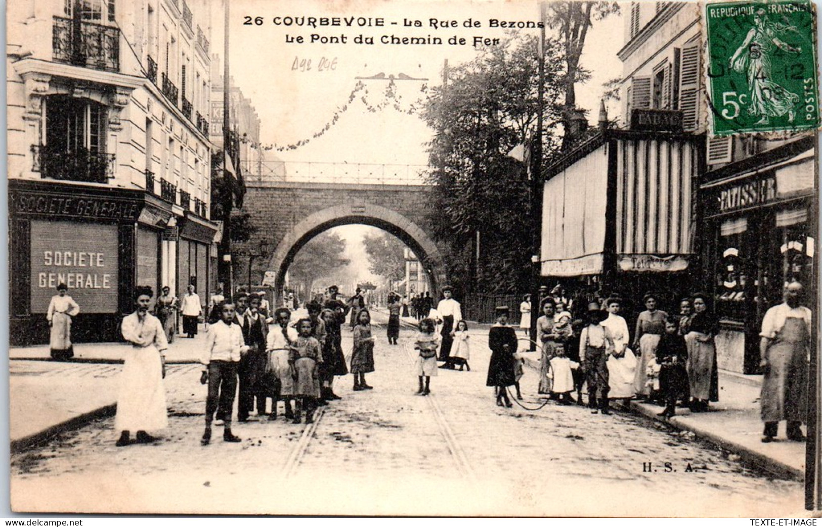92 COURBEVOIE - La Rue De Bezons. - Courbevoie