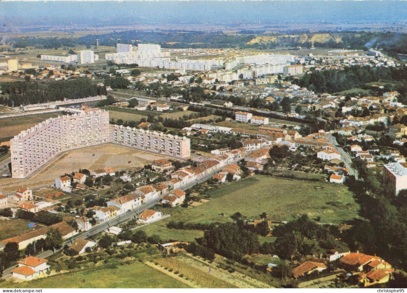 31 N° 25316. Muret . Vue Generale Aerienne. Les Nouvelles Cites. Cpsm . - Muret