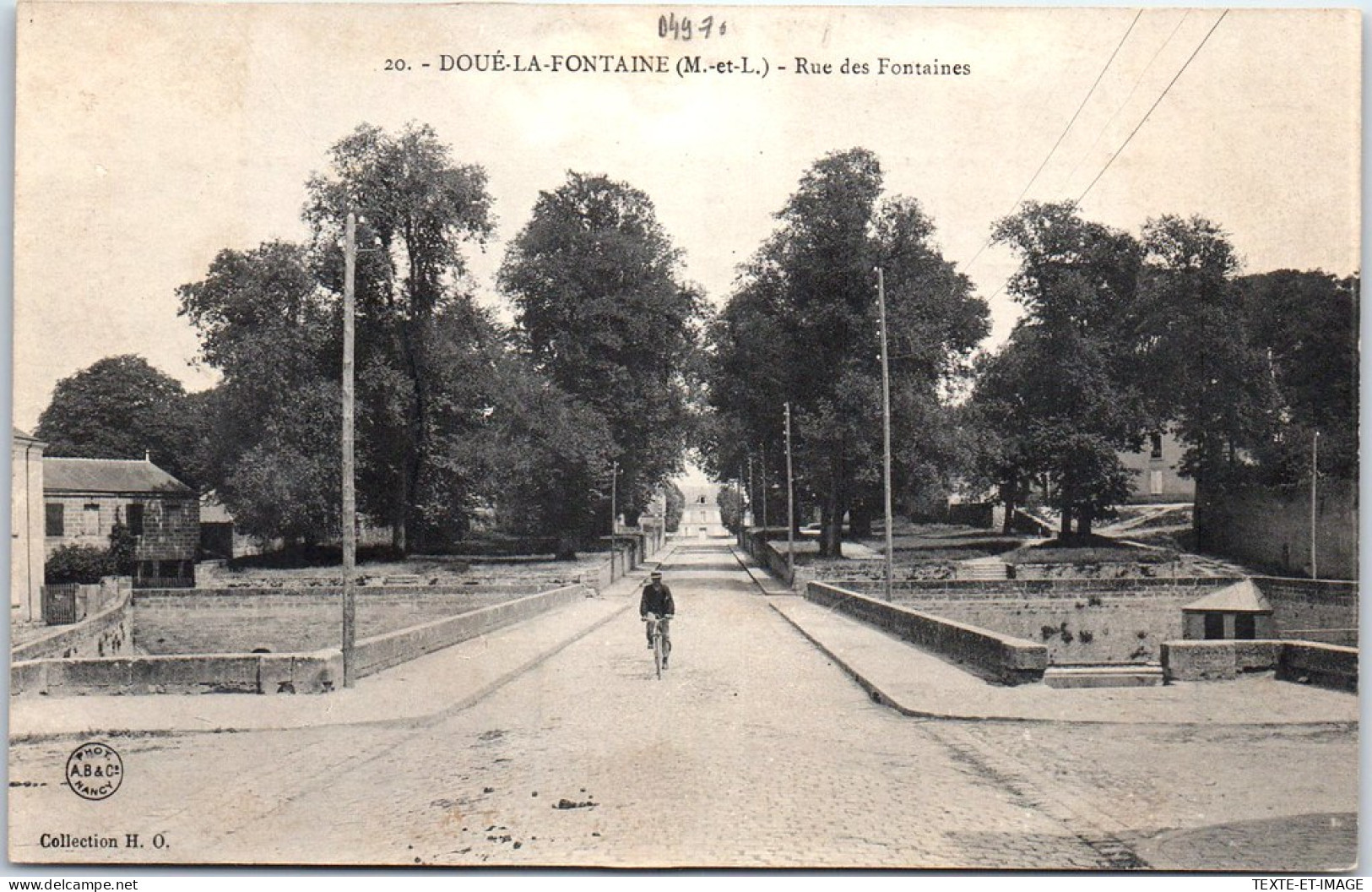 49 DOUE LA FONTAINE - Rue Des Fontaines.  - Doue La Fontaine