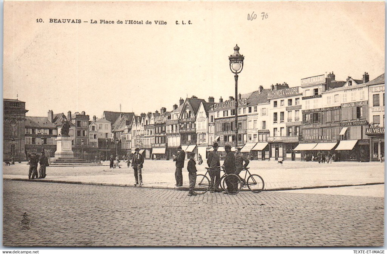 60 BEAUVAIS - La Place De L'hotel De Ville. - Beauvais