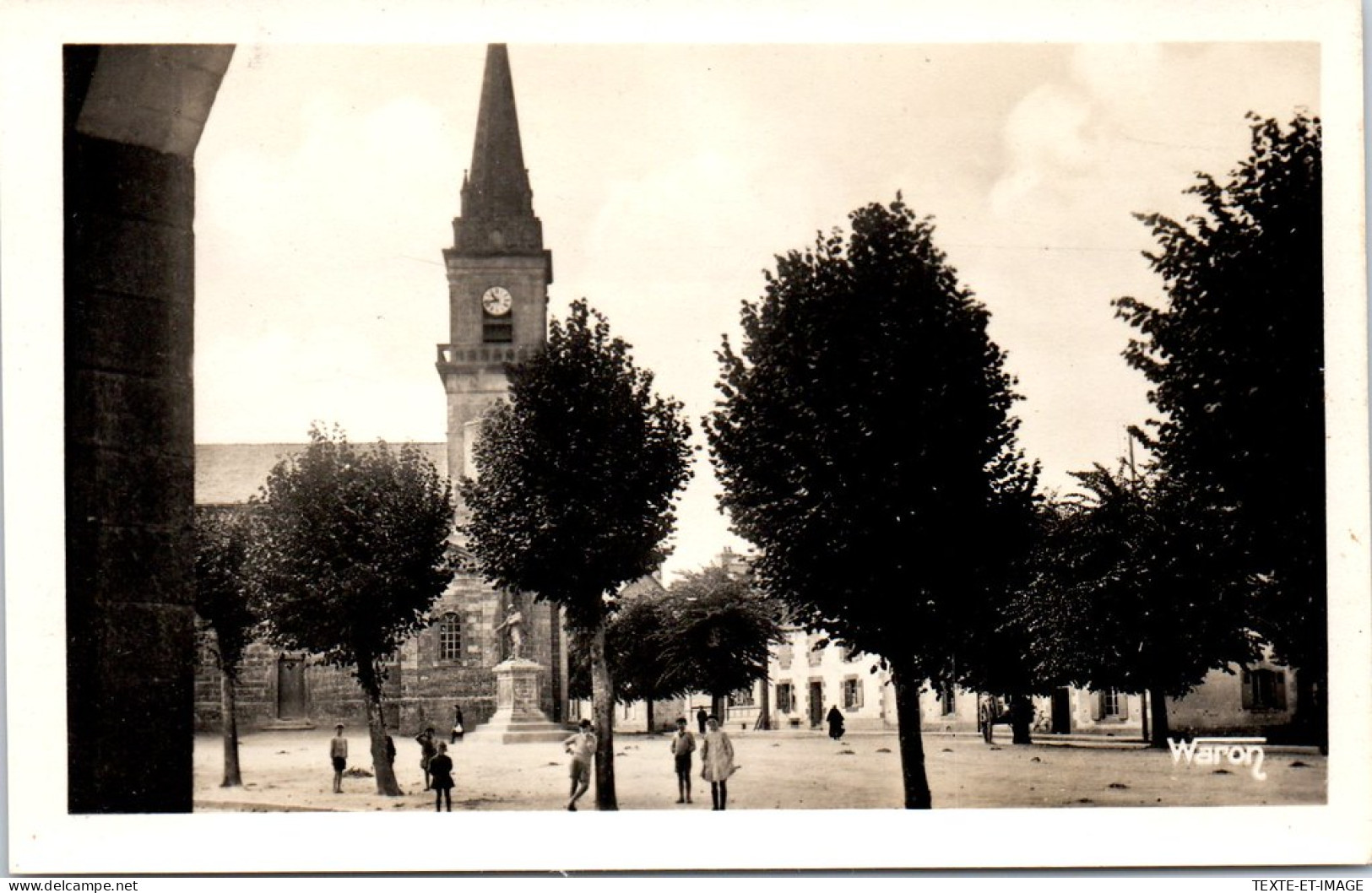 56 CLEGUEREC - La Place Et L'eglise  - Altri & Non Classificati