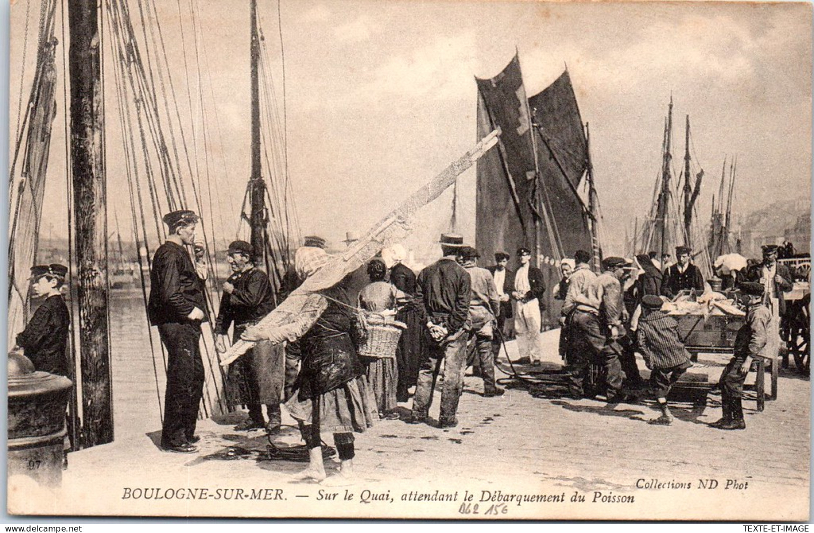 62 BOULOGNE SUR MER - En Attendant Le Debarquement Du Poisson - Boulogne Sur Mer