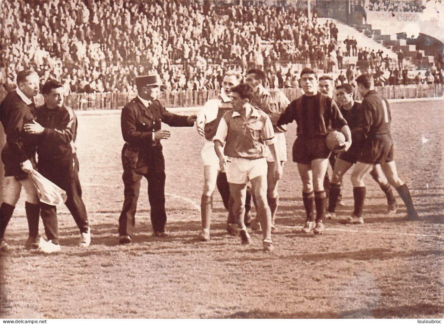 FOOTBALL 03/1961 INCIDENTS APRES L'ELIMINATION DE NICE CONTRE SEDAN LE JUGE DE TOUCHE PRIS A PARTI PHOTO 18X13CM - Sports