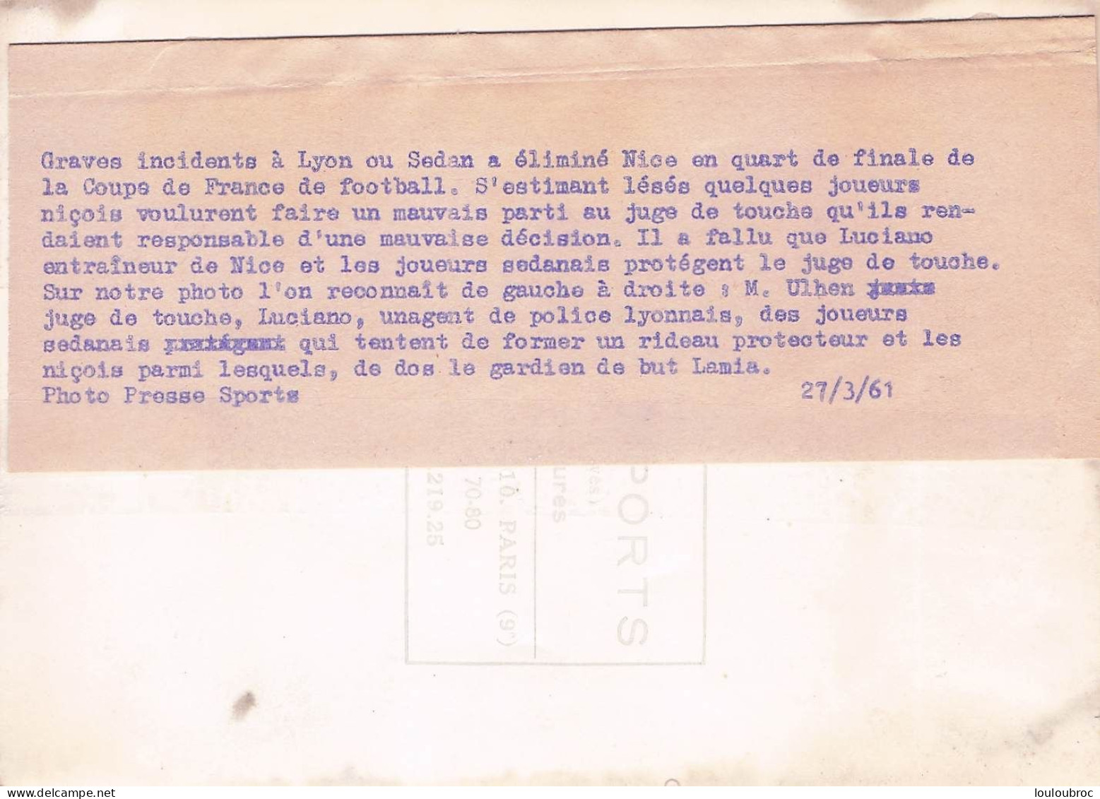 FOOTBALL 03/1961 INCIDENTS APRES L'ELIMINATION DE NICE CONTRE SEDAN LE JUGE DE TOUCHE PRIS A PARTI PHOTO 18X13CM - Deportes