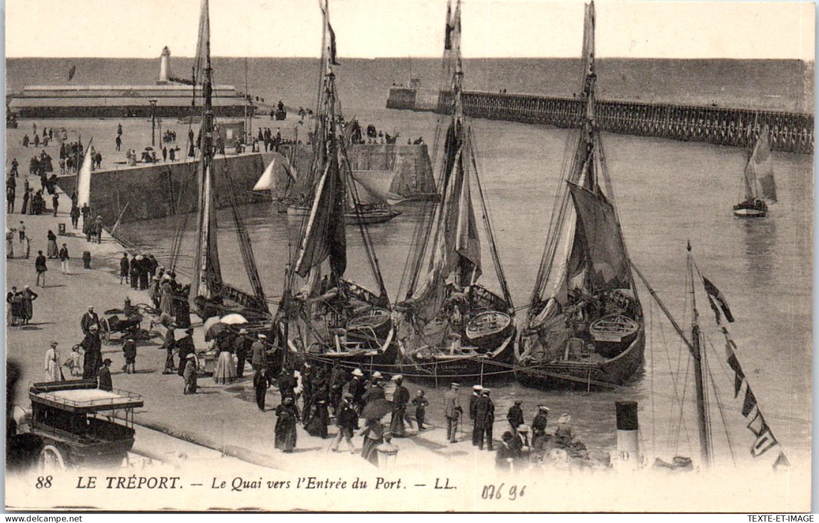 76 LE TREPORT - Le Quai Vers L'entree Du Port -  - Le Treport