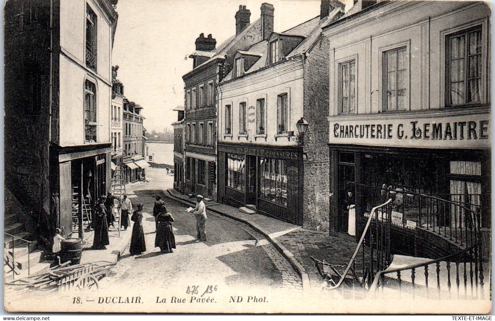 76 DUCLAIR - La Rue Pavee. - Duclair