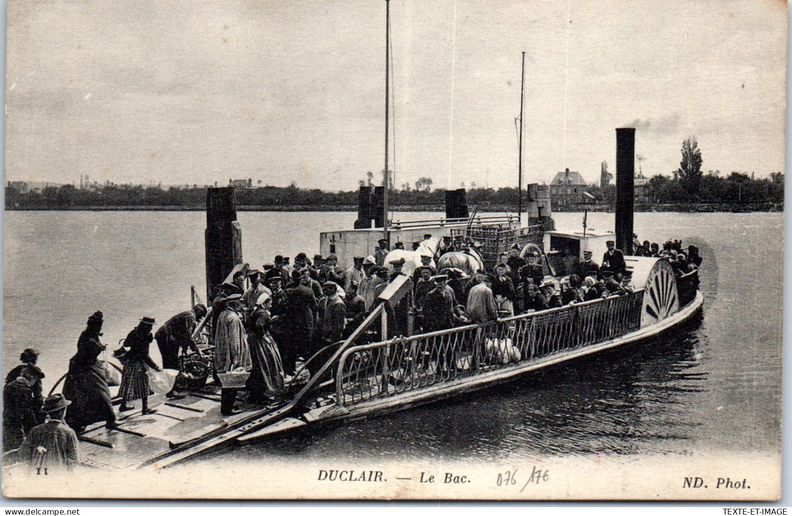 76 DUCLAIR - La Foule Sur Le Bac -  - Duclair