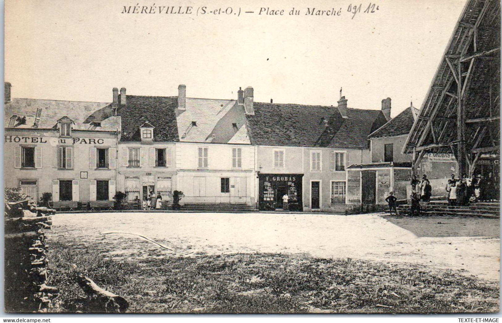91 MEREVILLE - Vue Sur La Place Du Marche. - Mereville