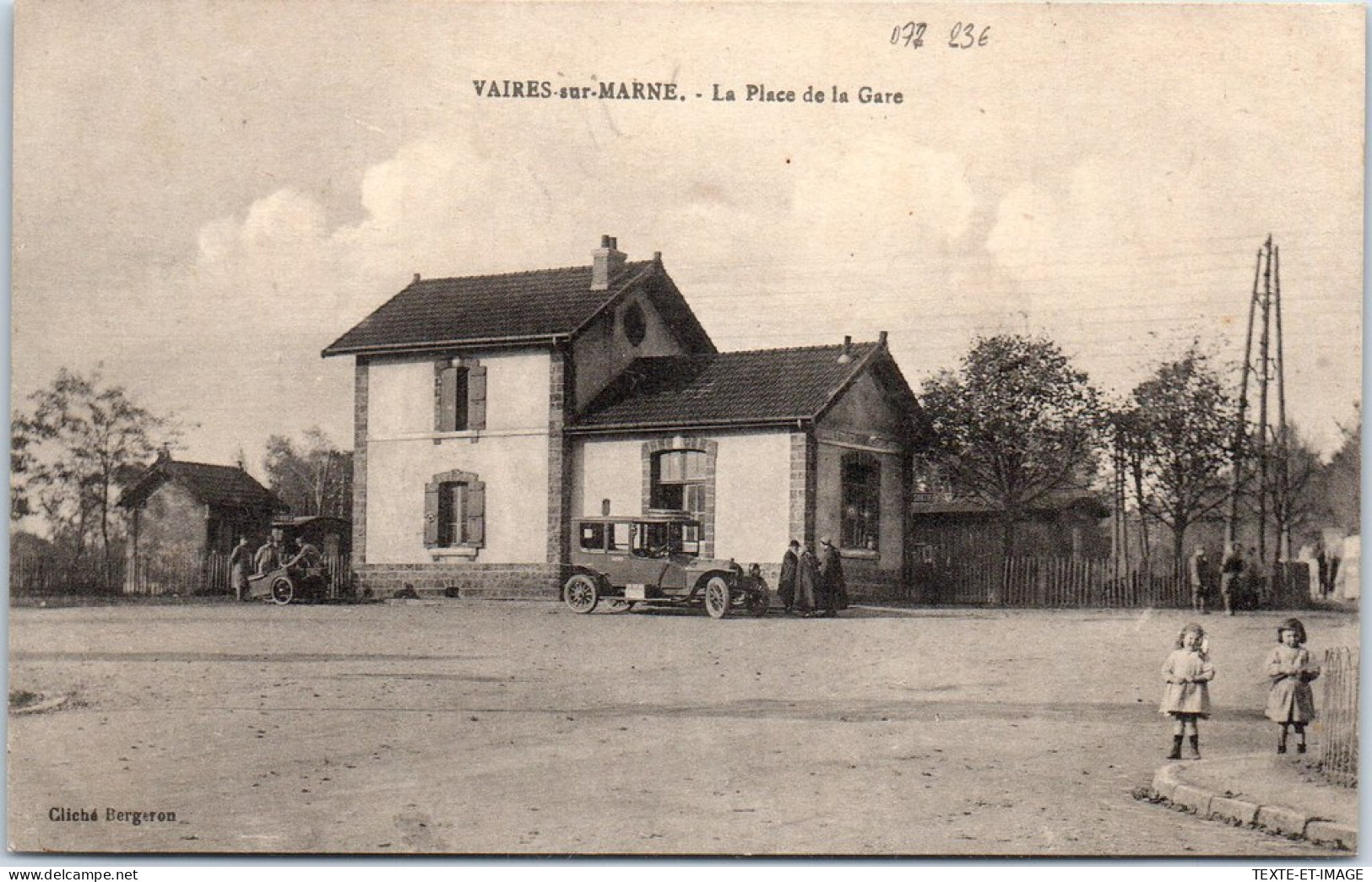 77 VAIRES SUR MARNE - La Place De La Gare -  - Altri & Non Classificati