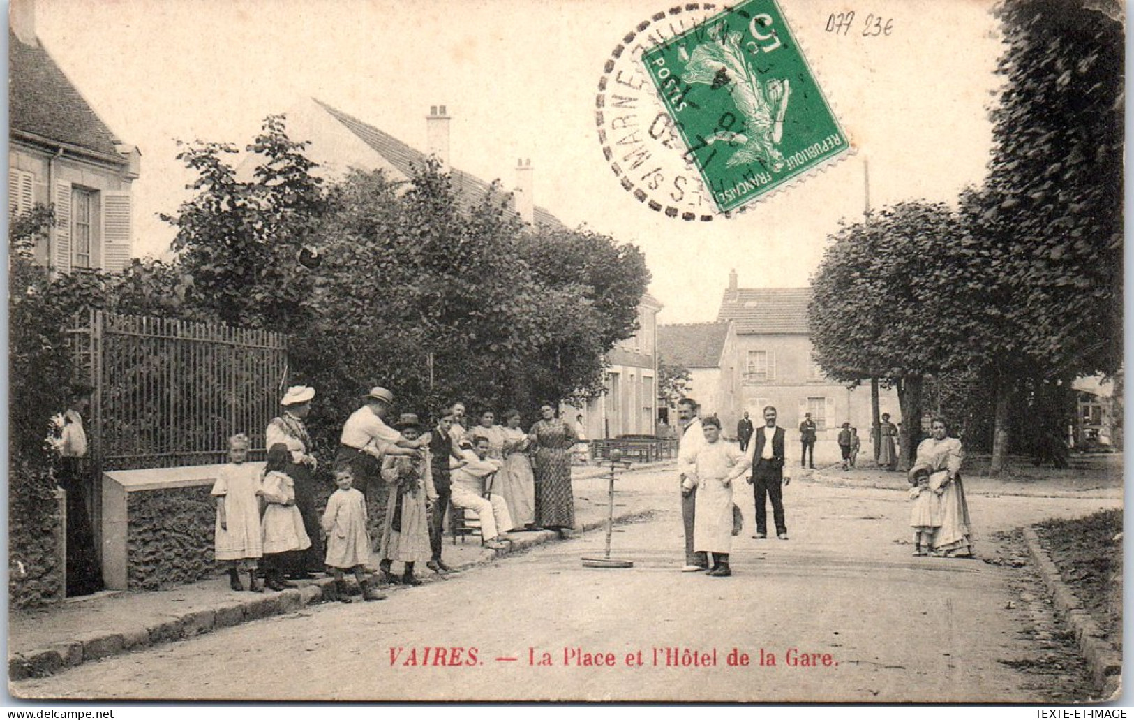 77 VAIRES - La Place Et L'hotel De La Gare -  - Autres & Non Classés