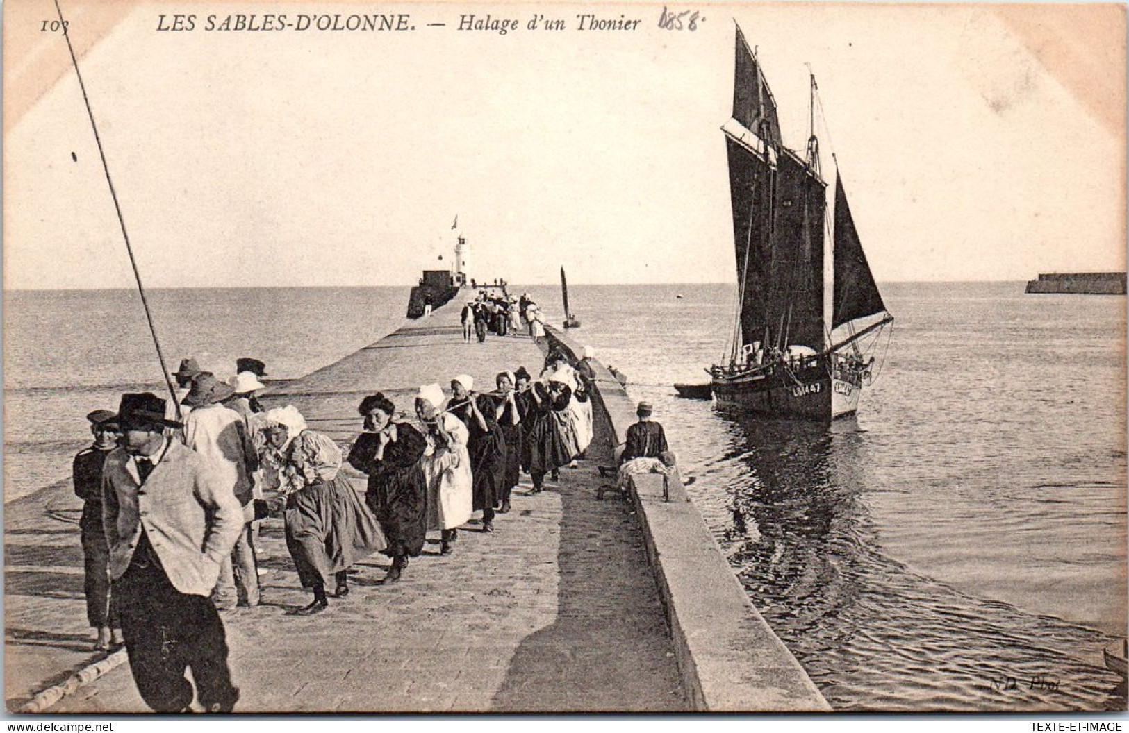 85 LES SABLES D'OLONNE - Halage D'un Thonier - Sables D'Olonne