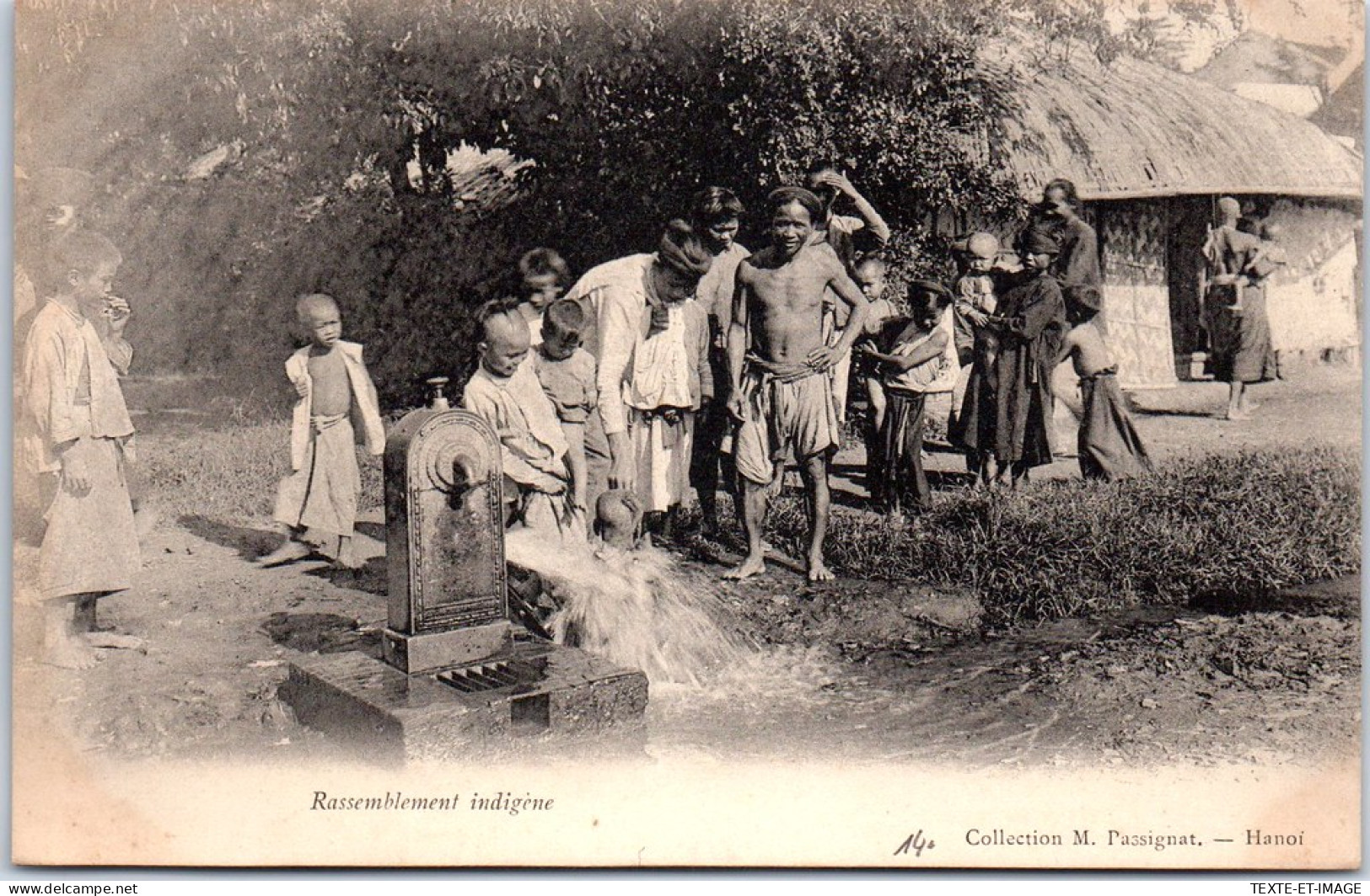 INDOCHINE - Un Rassemblement Indigene A La Fontaine  - Vietnam