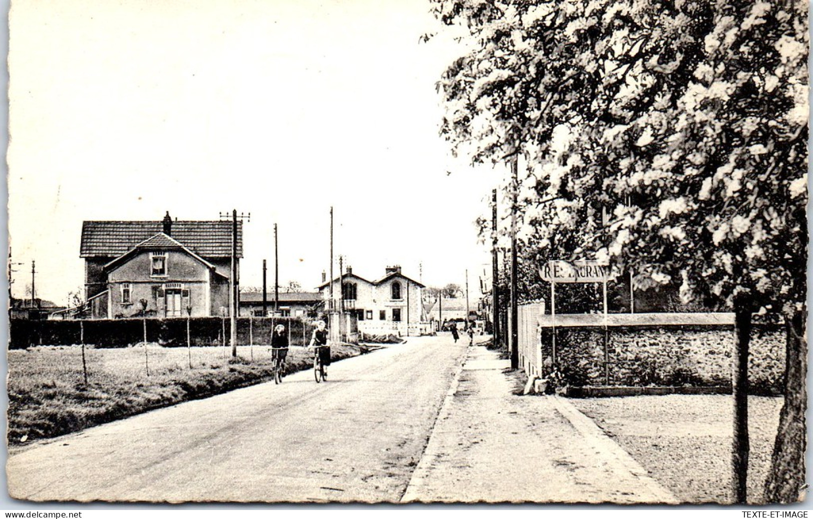 78 LES ESSARTS LE ROI - L'avenue De La Gare. - Les Essarts Le Roi