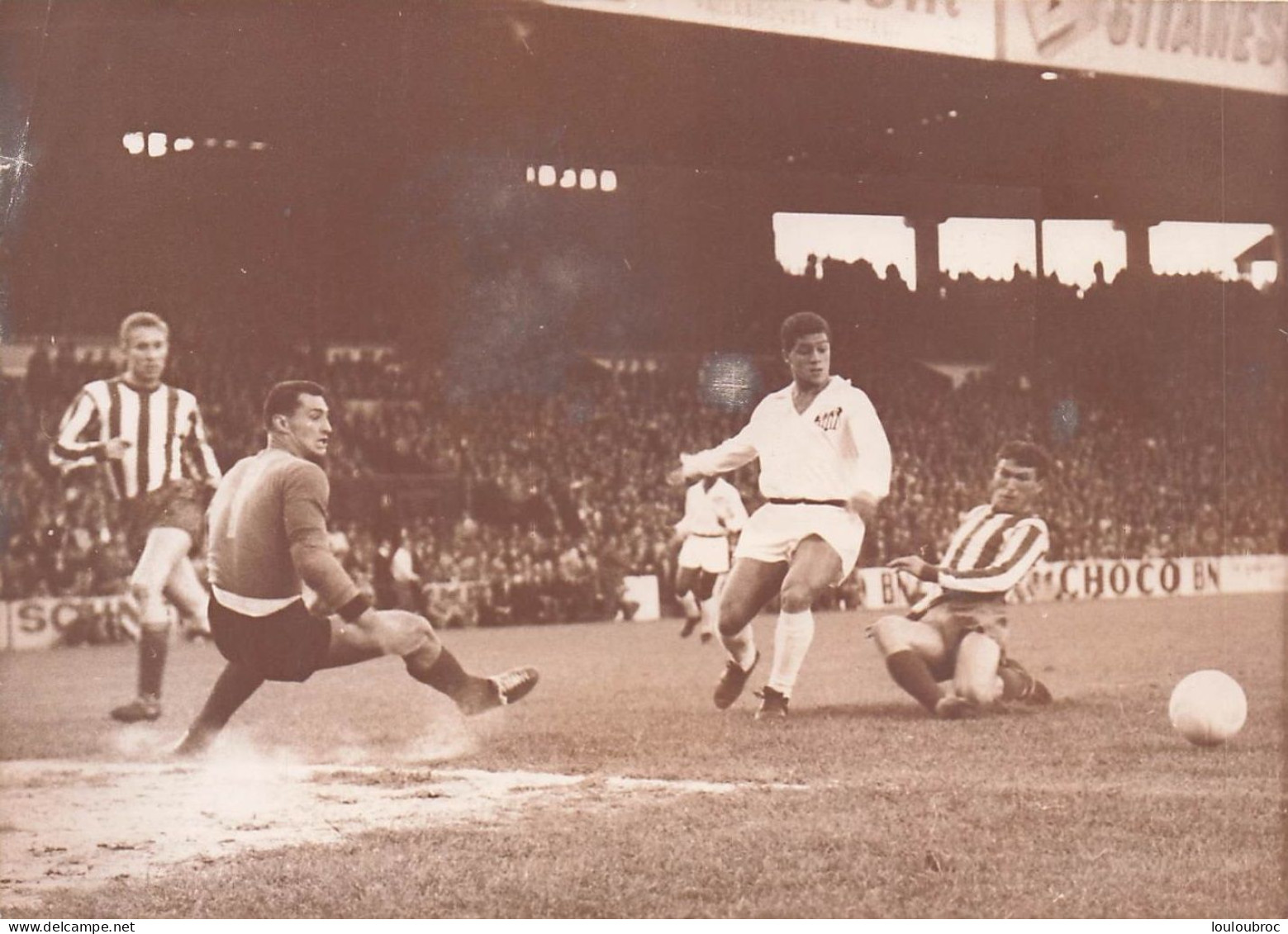 FOOTBALL 03/1962 TOURNOI DE PARIS ETOILE ROUGE CONTRE SANTOS BRESIL  VICTOIRE 1-0 DE L'ETOILE ROUGE PHOTO 18X13CM - Deportes