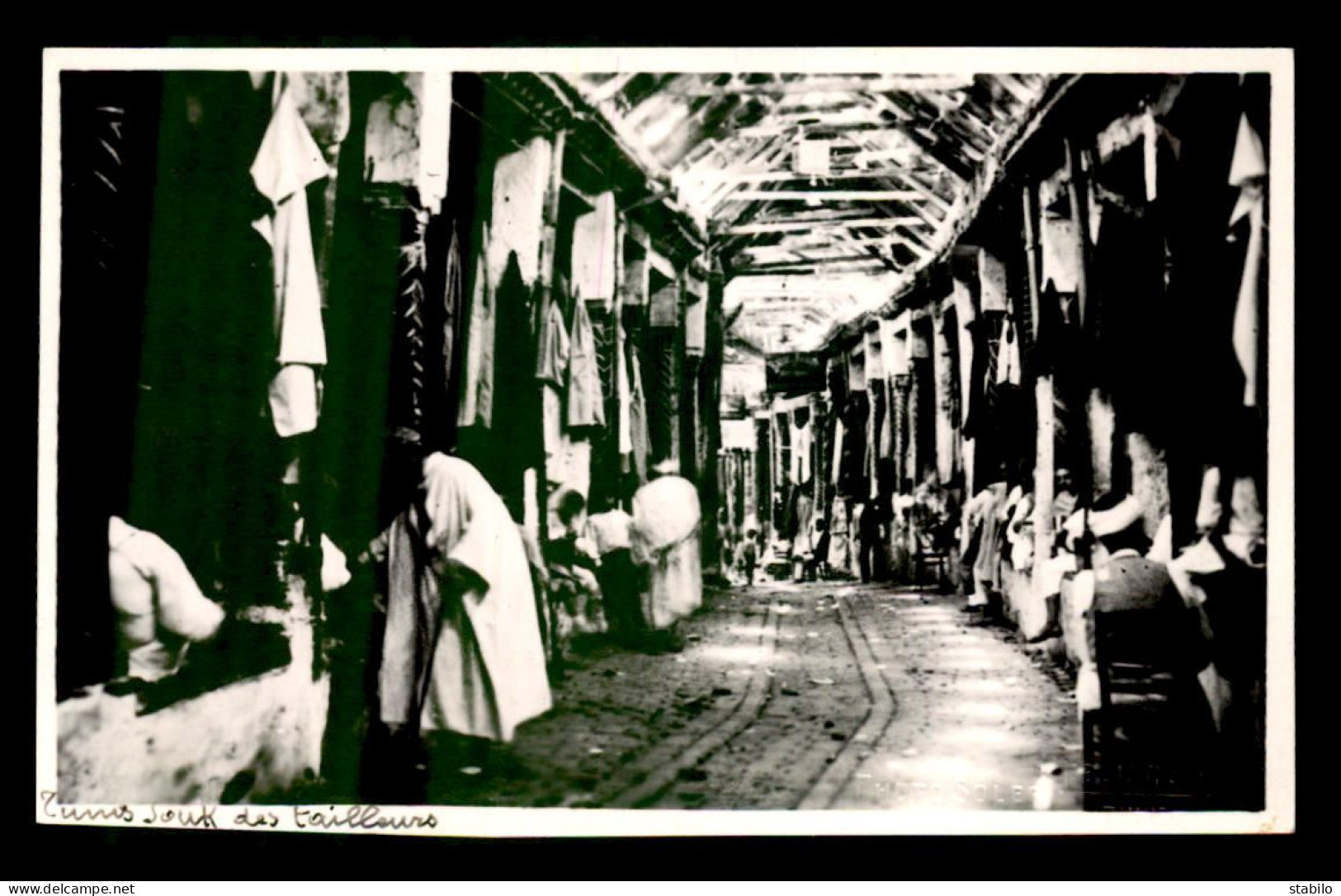 TUNISIE - SCENES ET TYPES - PHOTO F. SOLER  - TUNIS, SOUK DES TAILLEURS - Tunisie