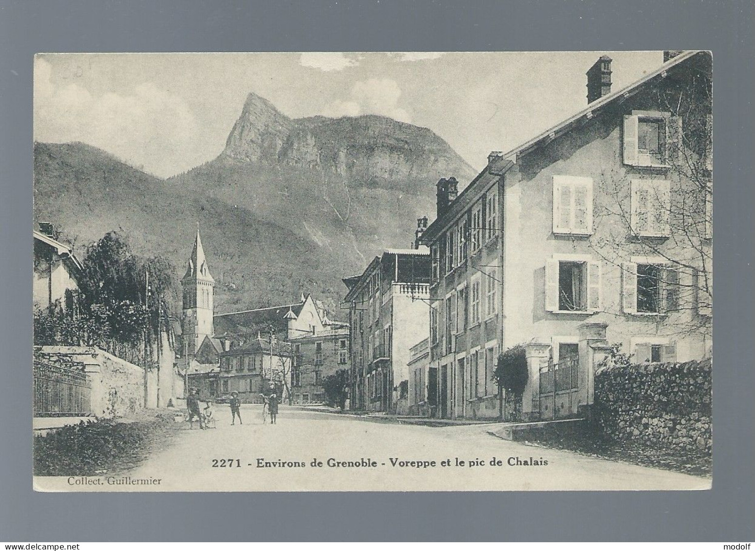 CPA - 38 - Environs De Grenoble - Voreppe Et Le Pic De Chalais - Animée - Circulée - Voreppe