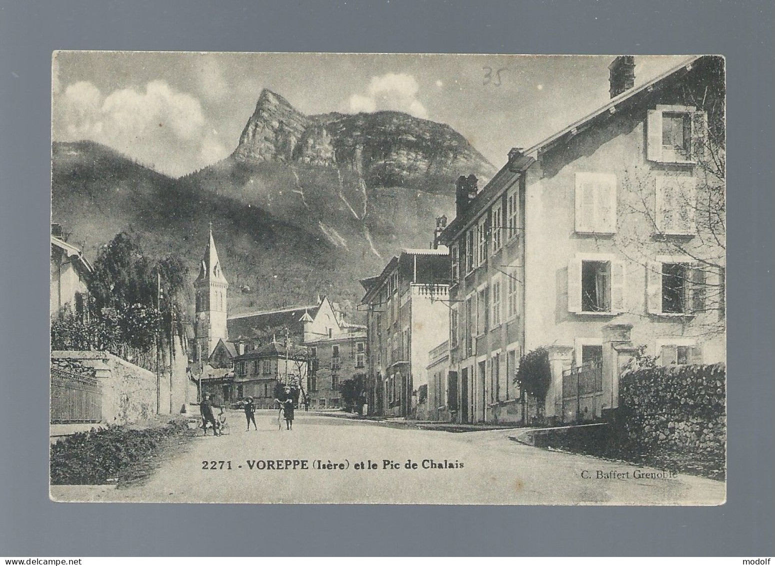 CPA - 38 - Environs De Grenoble - Voreppe Et Le Pic De Chalais - Animée - Non Circulée - Voreppe