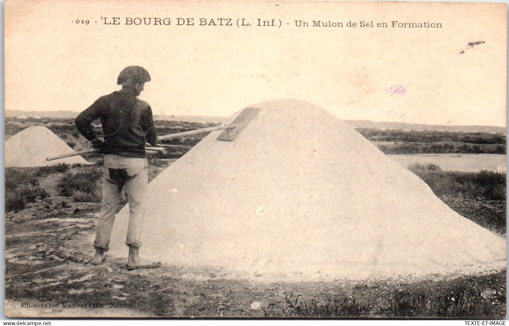 44 LE BOURG DE BATZ - Un Mulon De Sel En Formation  - Other & Unclassified