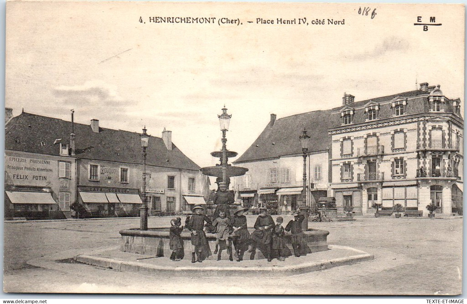 18 HENRICHEMONT - Place Henri IV Cote Nord. - Henrichemont
