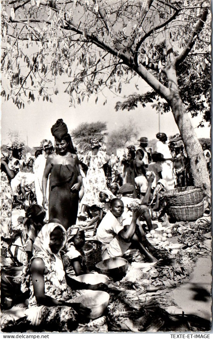 NIGER - NIAMEY - Scene De Marche  - Niger