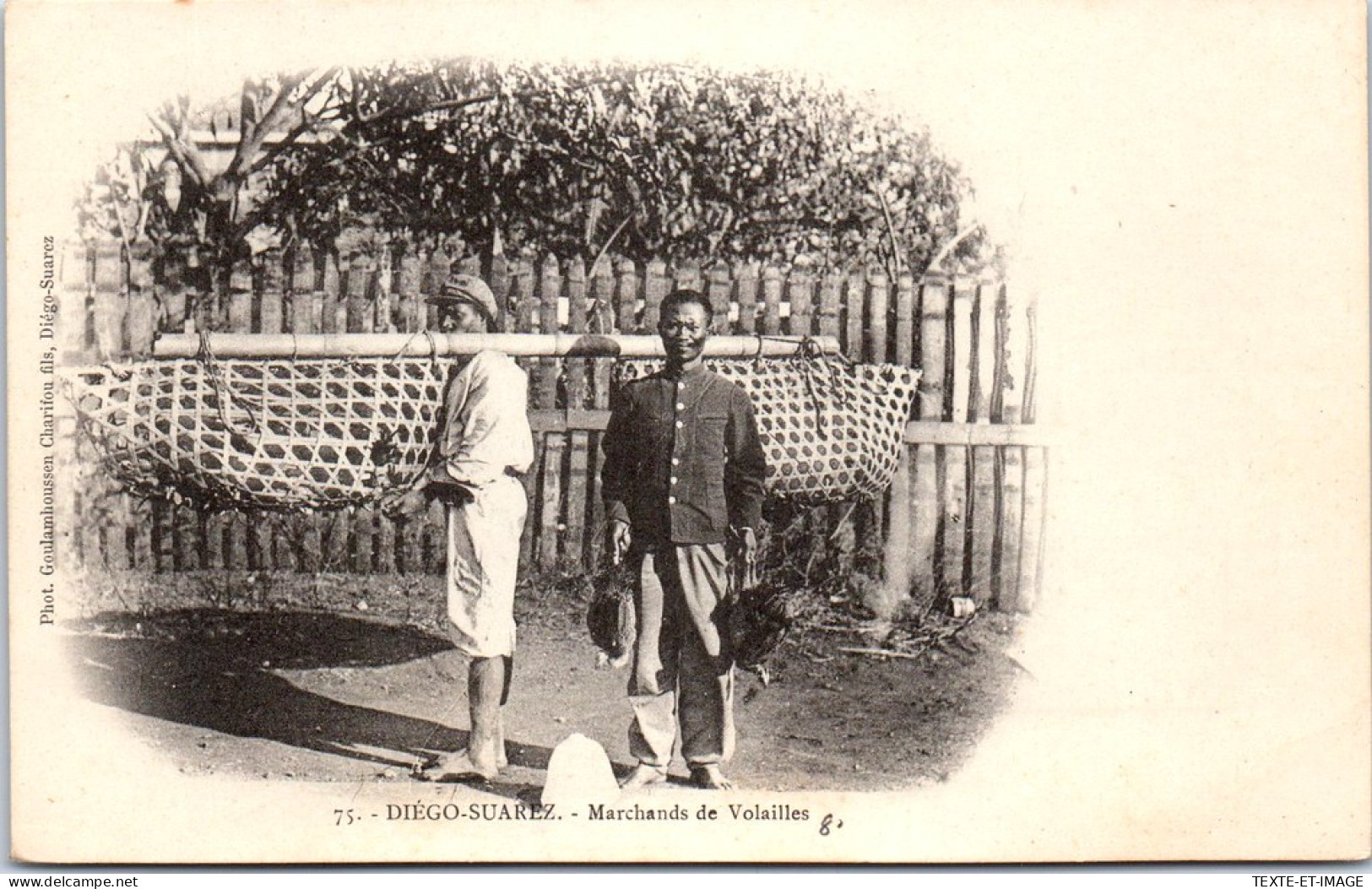 MADAGASCAR - Deux Marchands De Volailles. - Madagascar