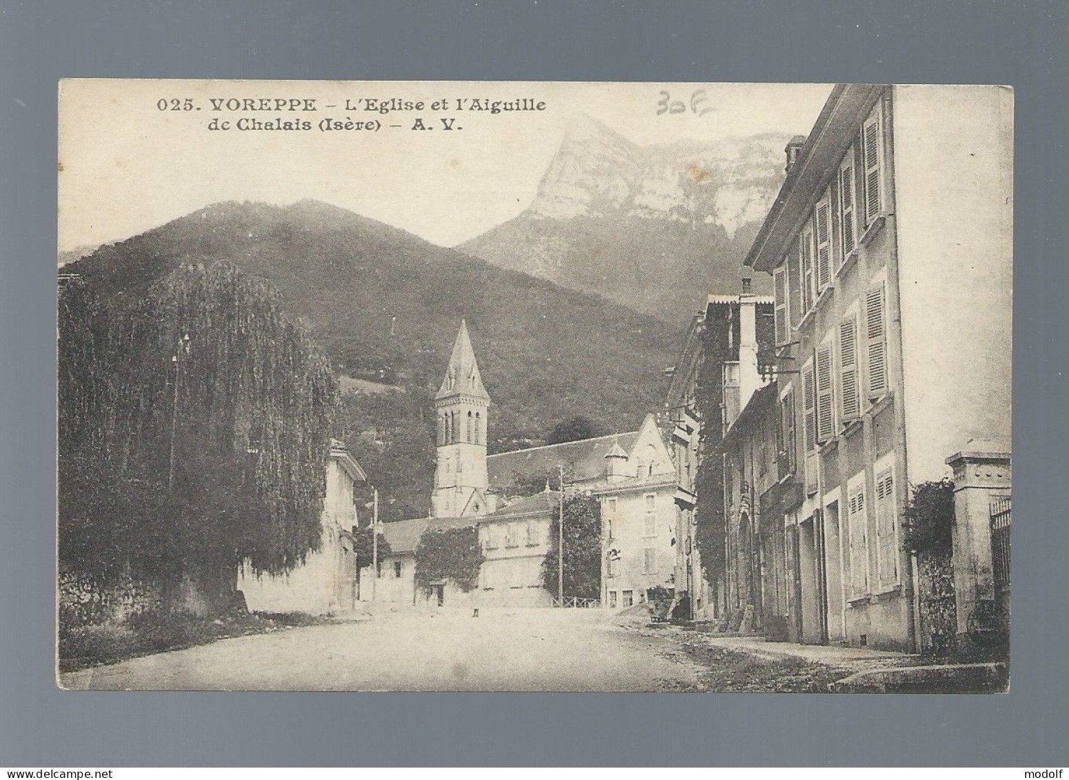 CPA - 38 - Voreppe - L'Eglise Et L'Aiguille De Chalais - Non Circulée - Voreppe