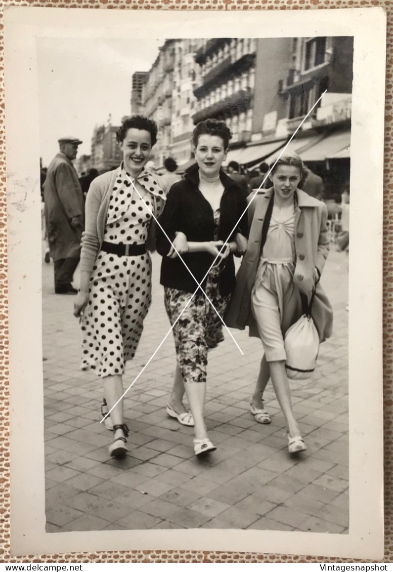 Portrait Sur La Digue 3 Jeunes Femmes Glamours Mer Du Nord Photo Snapshot Par Photo Hall Op Geheel De Zeekust Milieu 20e - Anonymous Persons