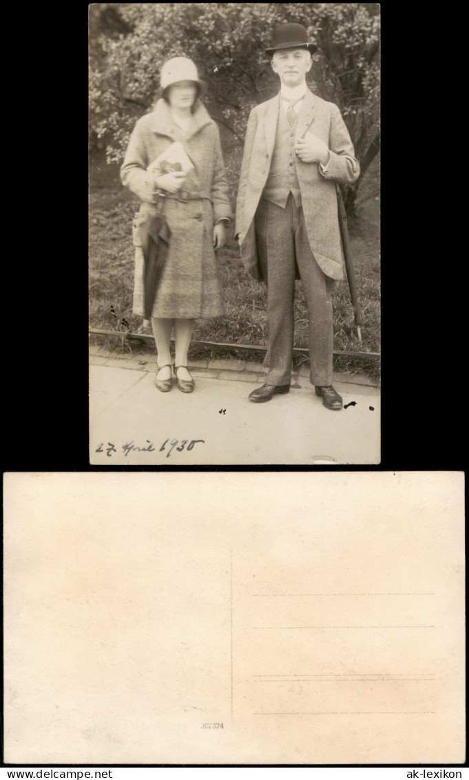 Ansichtskarte  Mann Im Anzug Mit Schirm Und Melone, Frau Im Mantel 1930 - Bekende Personen