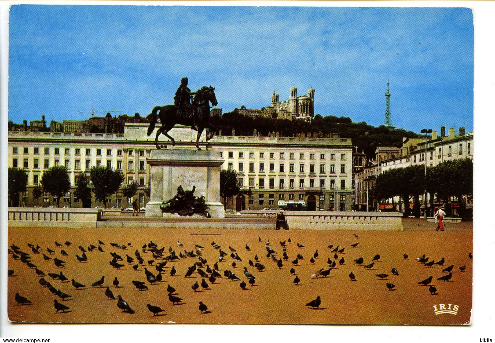 CPSM / CPM 10.5 X 15 Rhône LYON Place Bellecour Statue De Louis XIV   Fourvière Pigeon - Autres & Non Classés