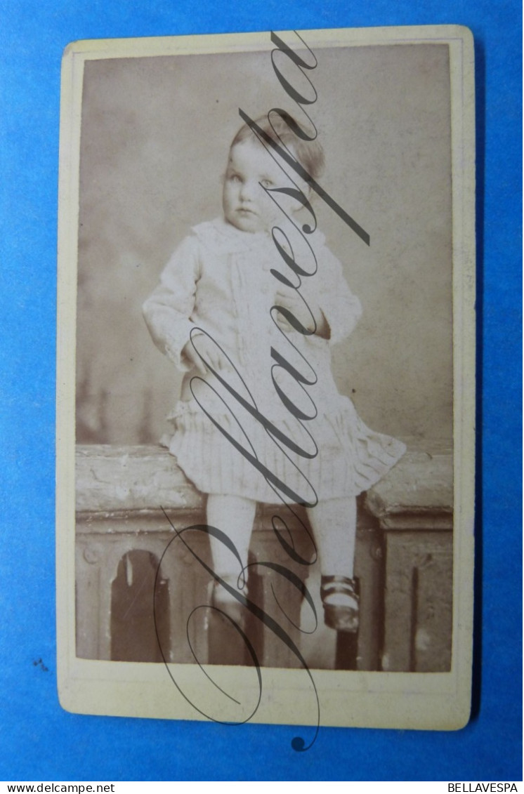 C.D.V. Carte De Visite. Atelier Portret Photo  L.H.ZEYEN, Liège   "Marie DEMARTEAU" - Identified Persons