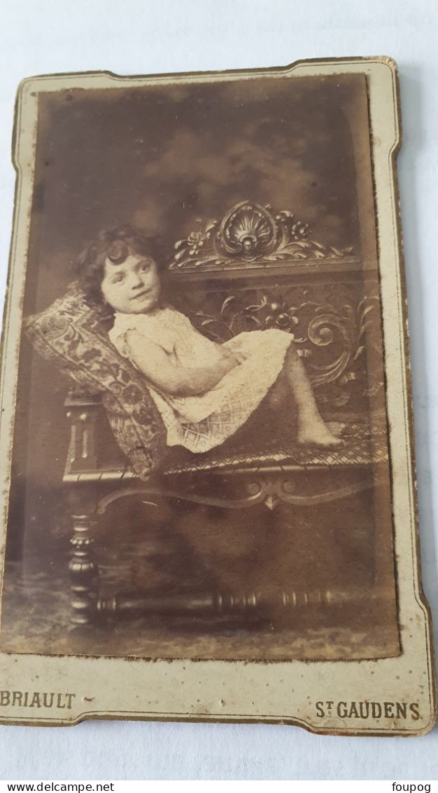 PHOTO CDV PETITE FILLE SUR BANC   -  PHOTOGRAPHE BRIAULT SAINT GAUDENS V° 10.5X6.5 CM - Antiche (ante 1900)