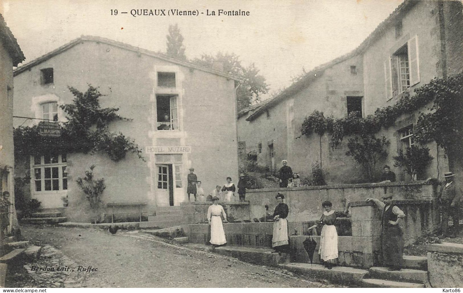 Queaux * Place Du Village Et La Fontaine ( Lavoir ? ) * Hôtel MUZARD * Villageois - Other & Unclassified