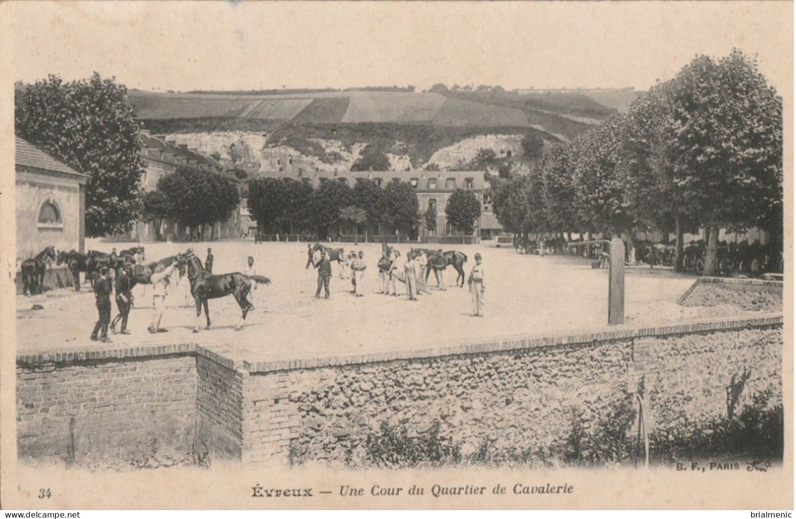 EVREUX   Une Cour Du Quartier De Cavalerie - Evreux