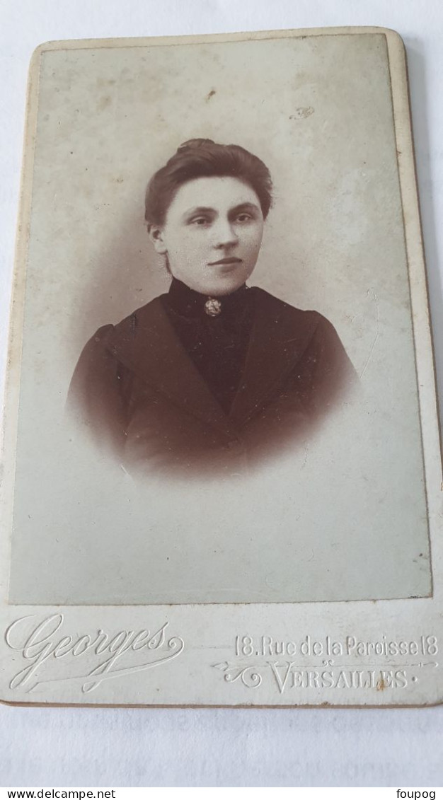 PHOTO CDV TETE DE FEMME   -  PHOTOGRAPHE GEORGES VERSAILLES V° 10.5X6.5 CM PORTRAIT NUAGE - Alte (vor 1900)